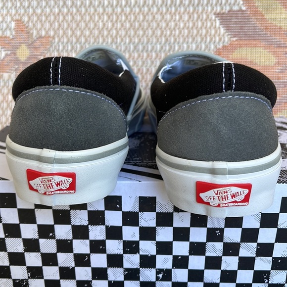 Vans WMNS Skate Slip-On
Reflective Black/Grey
VN0A5FCAN42
Sneakers - Picture 14 of 16